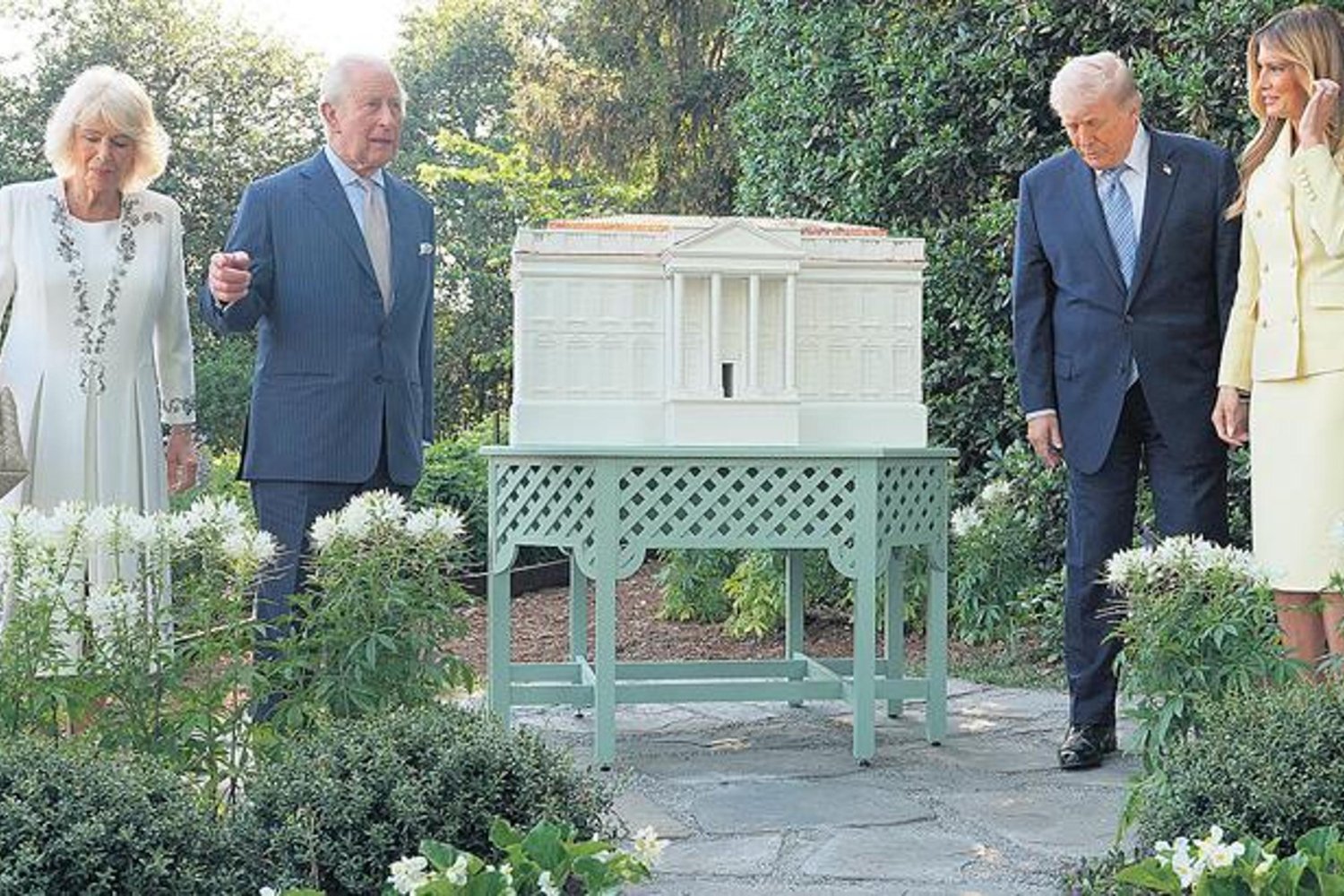 ABD ve İngiltere Ziyareti Sırasında Kraliyet ve Başkanlık Tokalaşmasıyla Dikkat Çekti
