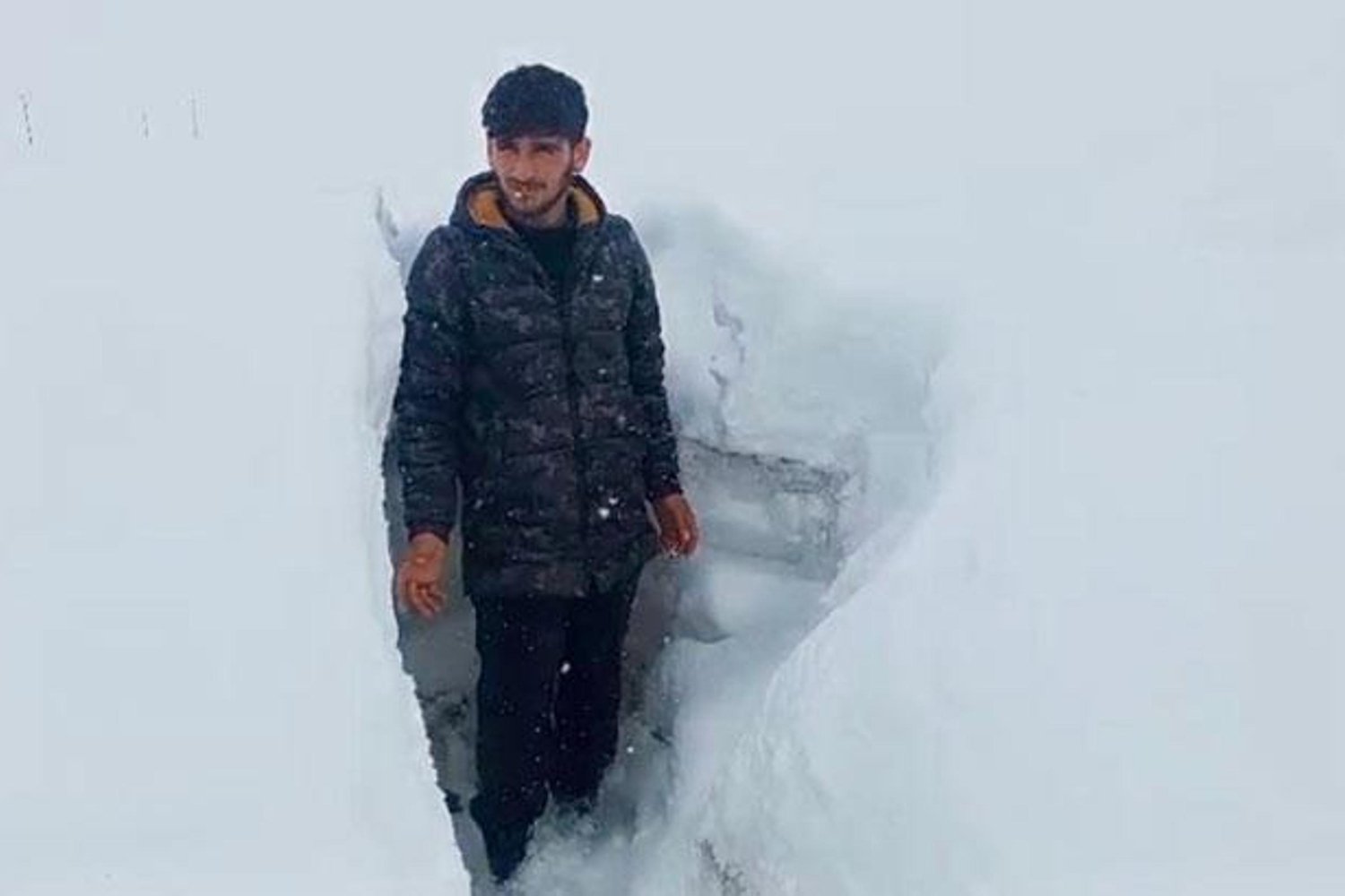 Ağrı’da Kar Nisan Ayında Büyüledi: Dedebulak Köyü Esir Aldı