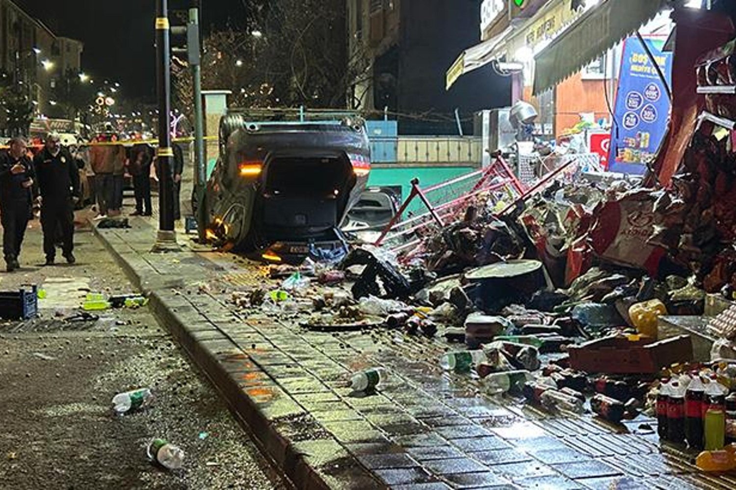 Yenimahallede Otomobil Market ve Dükkanına Çarptı: Kaza Güvenlik Kameralarına Yansıdı