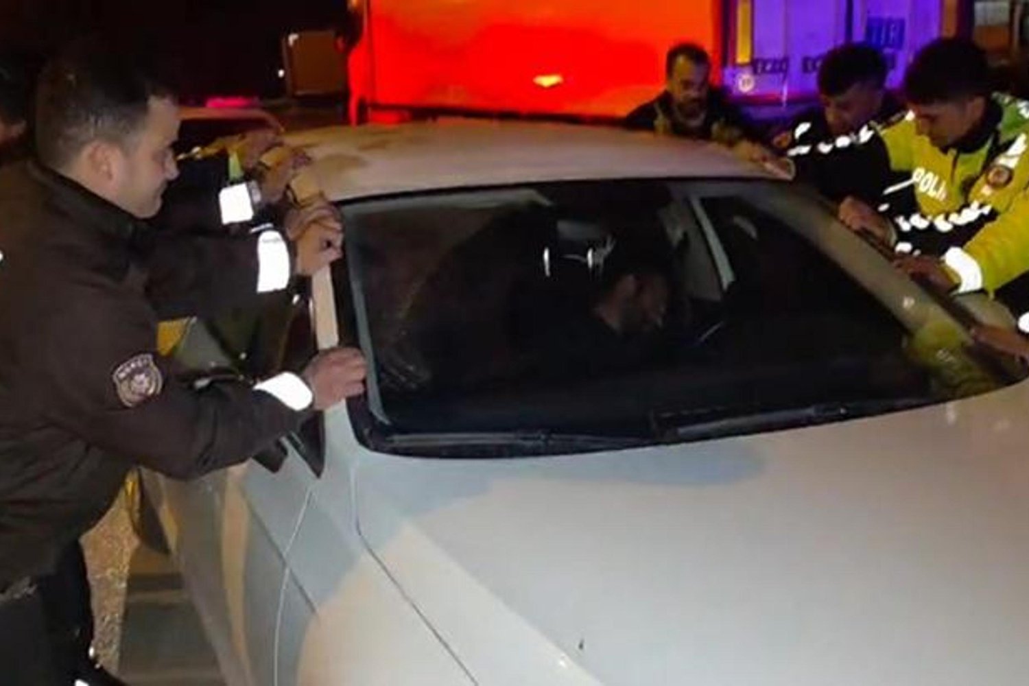 Antalya'da Şok Olay: Hareketsiz Sürücü Uzun Süre Araçta İmdat Edildi
