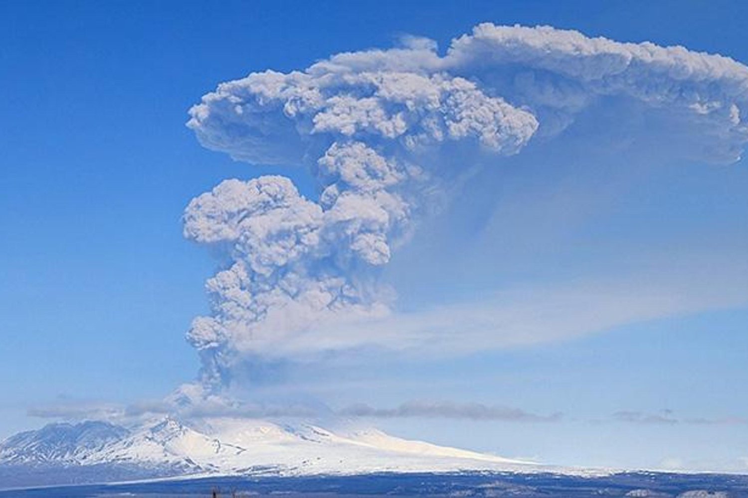 Kamçatka Yanardağı Kül Püskürtmeye Devam Ediyor: Şiveluç Yanardağı 11 km Yüksekte