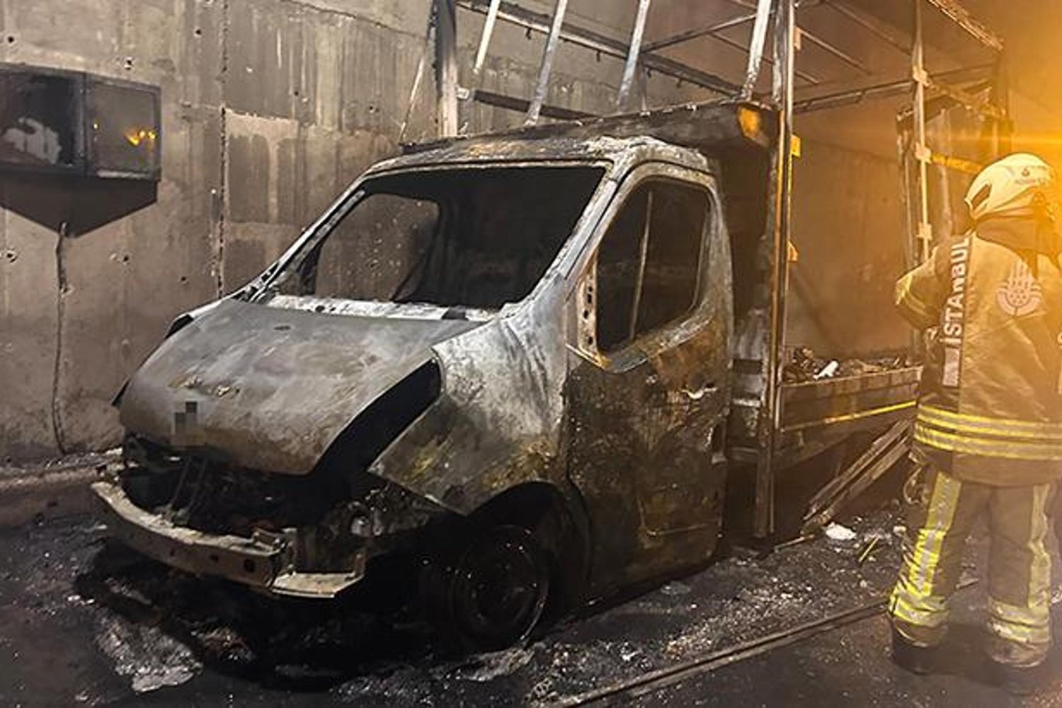 Pendik'te Tünel Yangını Trafik Oliveri Yarattı, Araç Kullanılamaz Halde