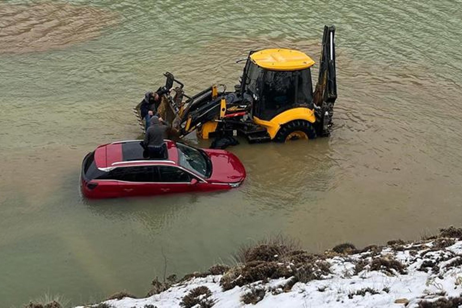Sağanak Yağış sonrası Dedemli Mahallesi'nde İlginç Olay: SUV Mahsur Kaldı