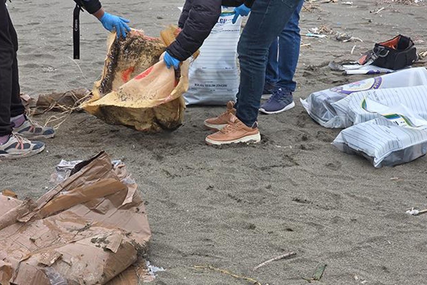 Samandağ Sahilinde Uyuşturucu Skandalı! Çuval İçinde Yakalandı