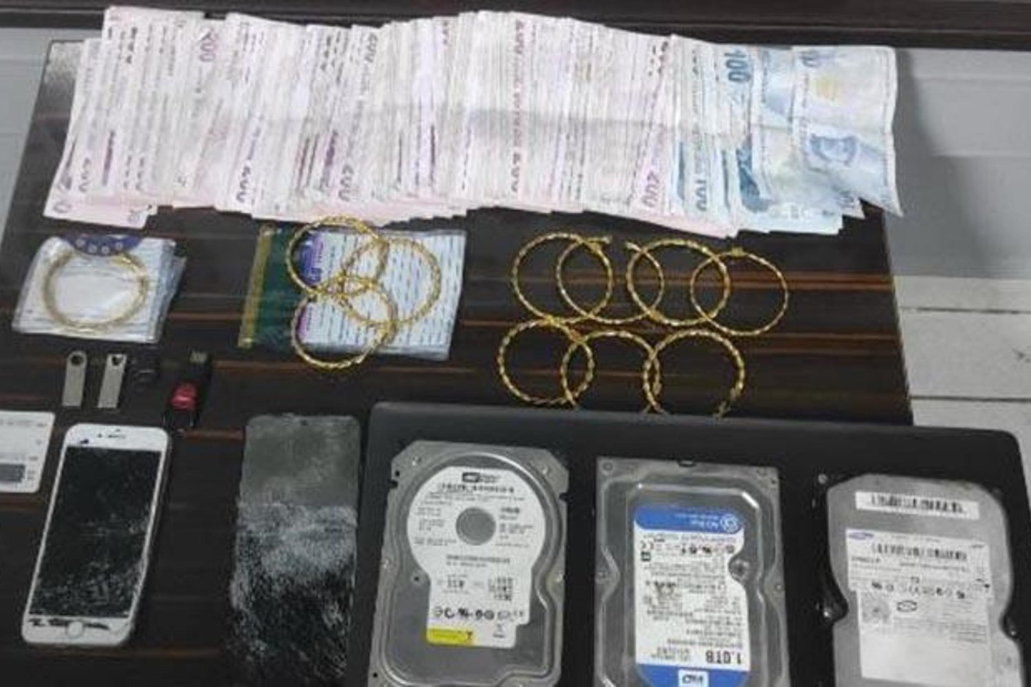 Adana'da Dolandırıcılar Altınları Çaldı, Güvenlik Kameraları Şüphelileri Yakalattı