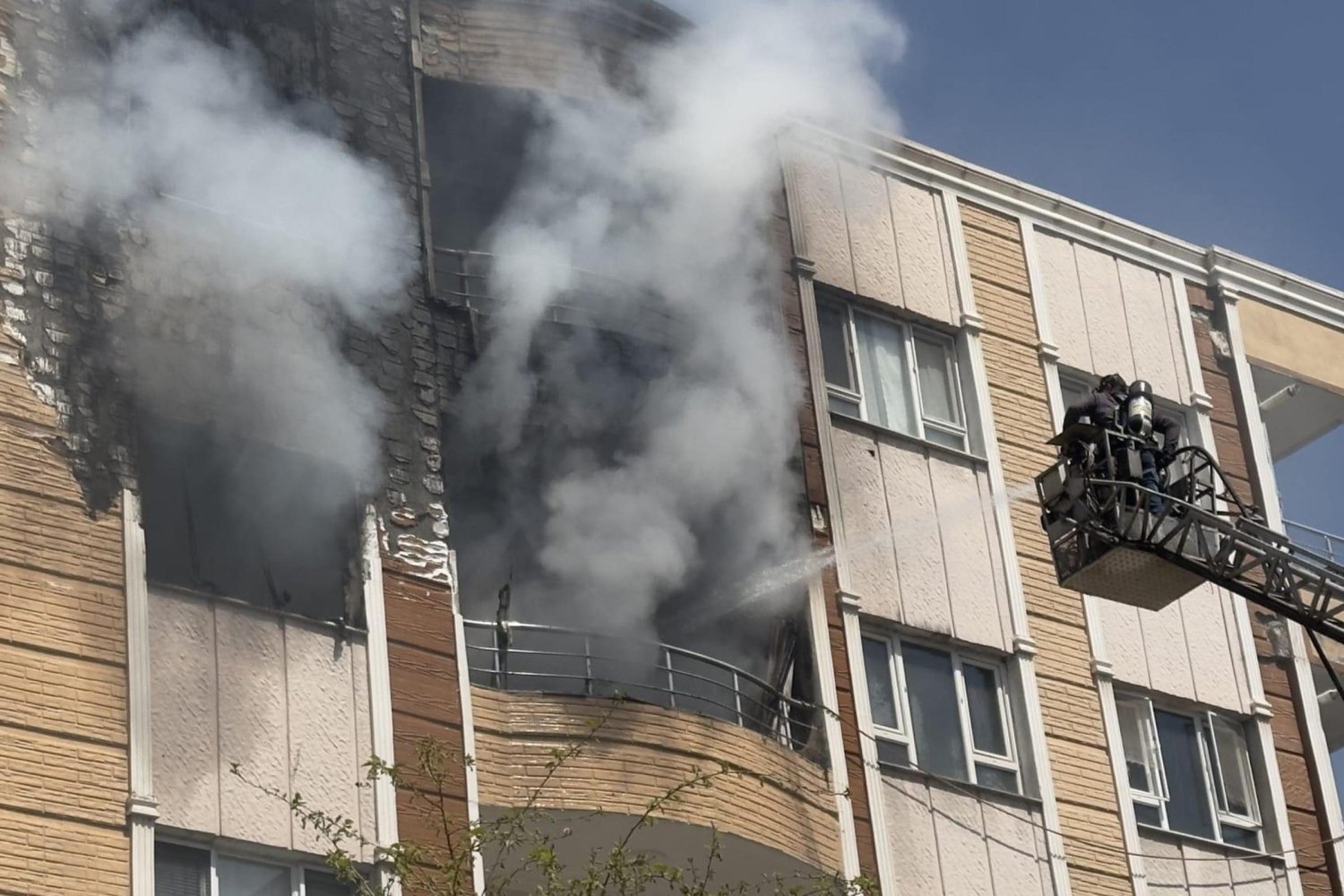 Ceylanpınar'da Korkutan Yangın: Üst Katlara Sıçradı, Vatandaşlar Kurtarıldı