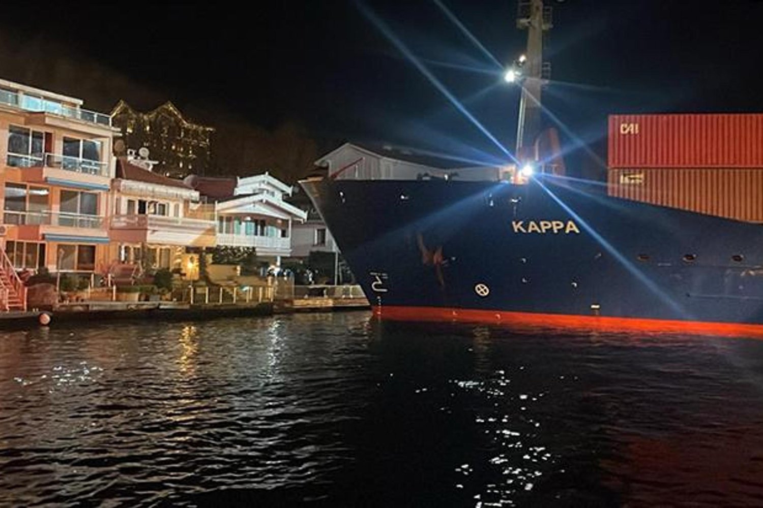 İstanbul Boğazı'nda Gemi Kazası! Karaya Oturan Konteyner Gemisi ve Detaylar