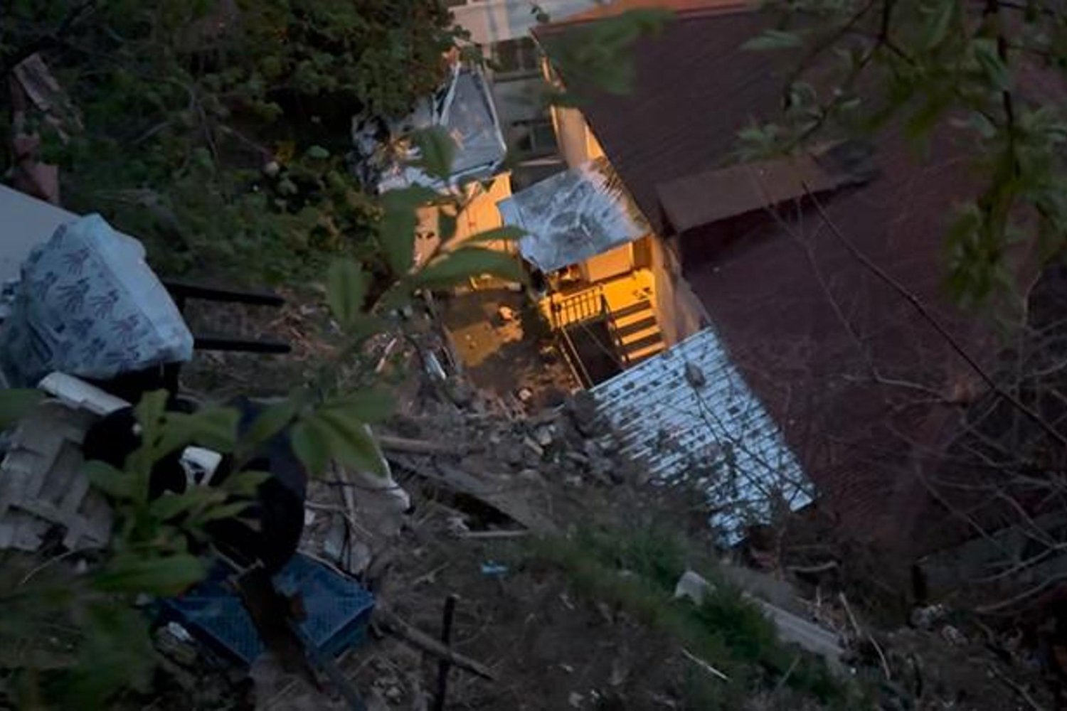 Sarıyer'de Toprak Kayması Eve Tehlike Yarattı! Tahliye ve Mühürleme Olayı