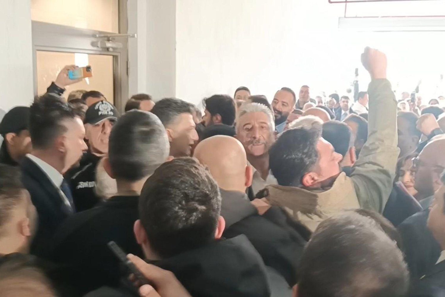 Bursa Belediyesi Krizi: Başkan Vekili Seçimi Öncesi Çocuklar Gibi Arbede ve Güvenlik Müdahalesi