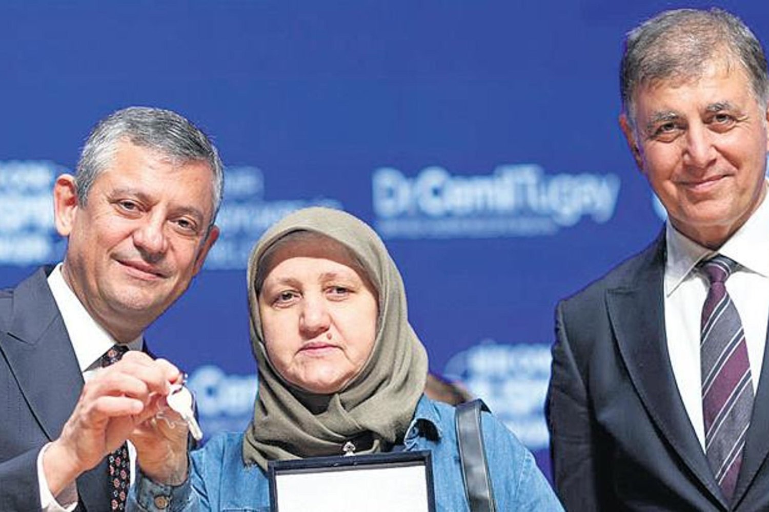 İzmir’de Otizm Farkındalığı ve Kentsel Dönüşüm Törenleri Büyük İlgi Gördü