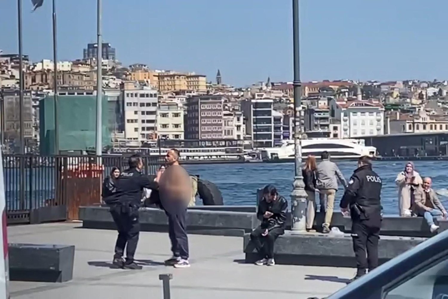 Fatih'te Şok Olay! Döner Bıçağıyla Boğazını Kesip Ağır Yaralandı