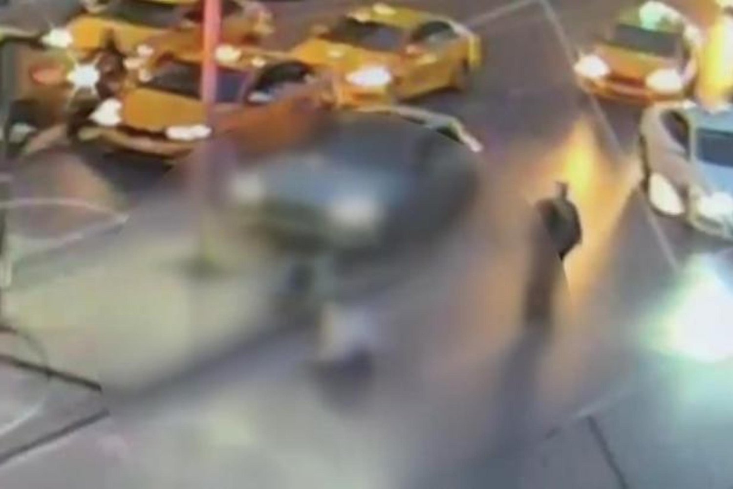 İzmirde Trafik Kazası: Sürücü Bayıldı, Trafik Işıklarına ve Yaya Asma Salah Hegazy’ye Çarptı