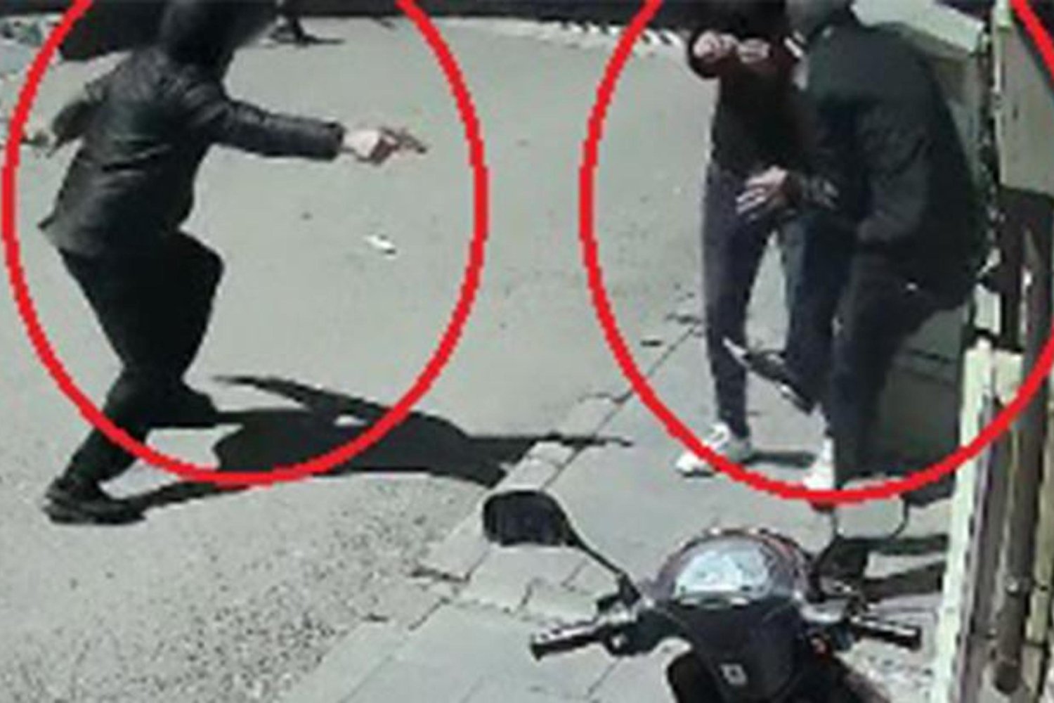 Nevşehirde Silahlı Saldırı Kameralara Yansıdı: 2 Kişiye Ateş Edip Kaçtı!