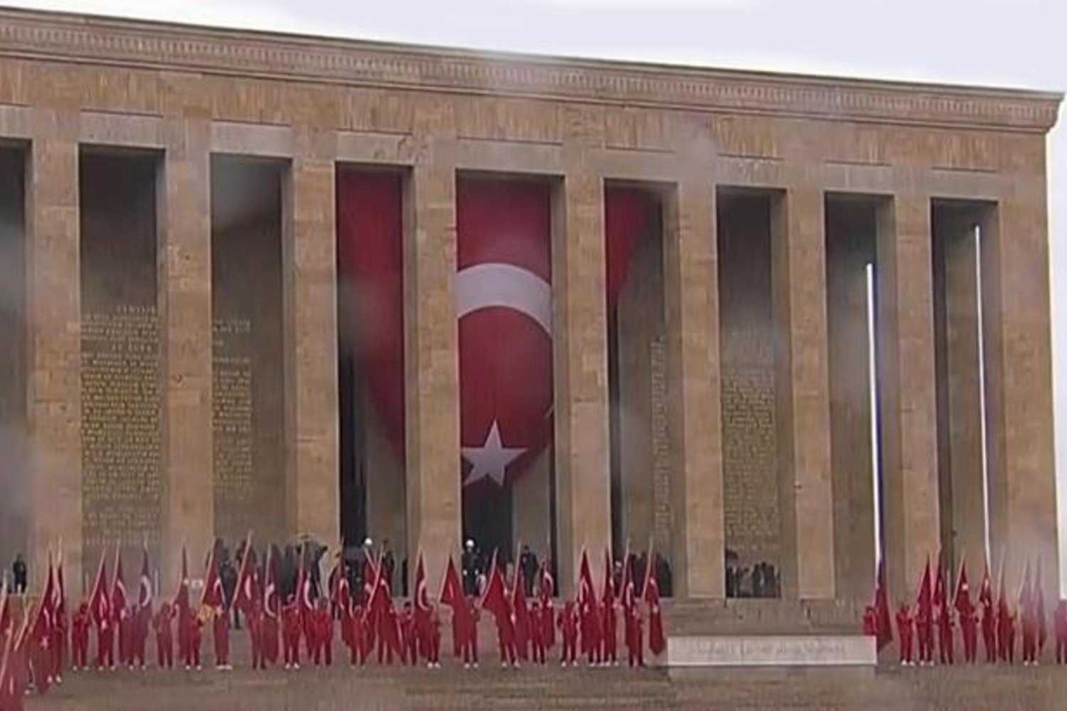Milli Eğitim Bakanı Yusuf Tekin'den 23 Nisan Kutlaması: Çocuklarla Anıtkabir’de Şehitlere Saygı
