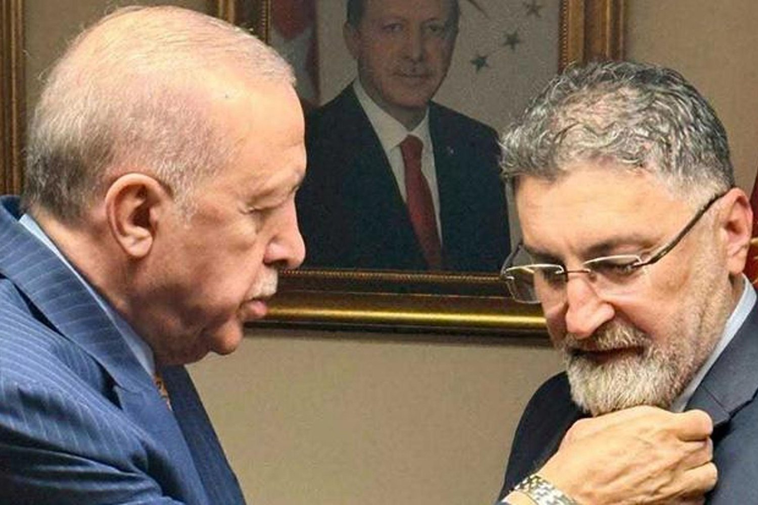 Antalya'nın Serik Belediye Başkanı Kadir Kumbul AK Parti'ye Geçti ve Rozetini Erdoğan Taktı