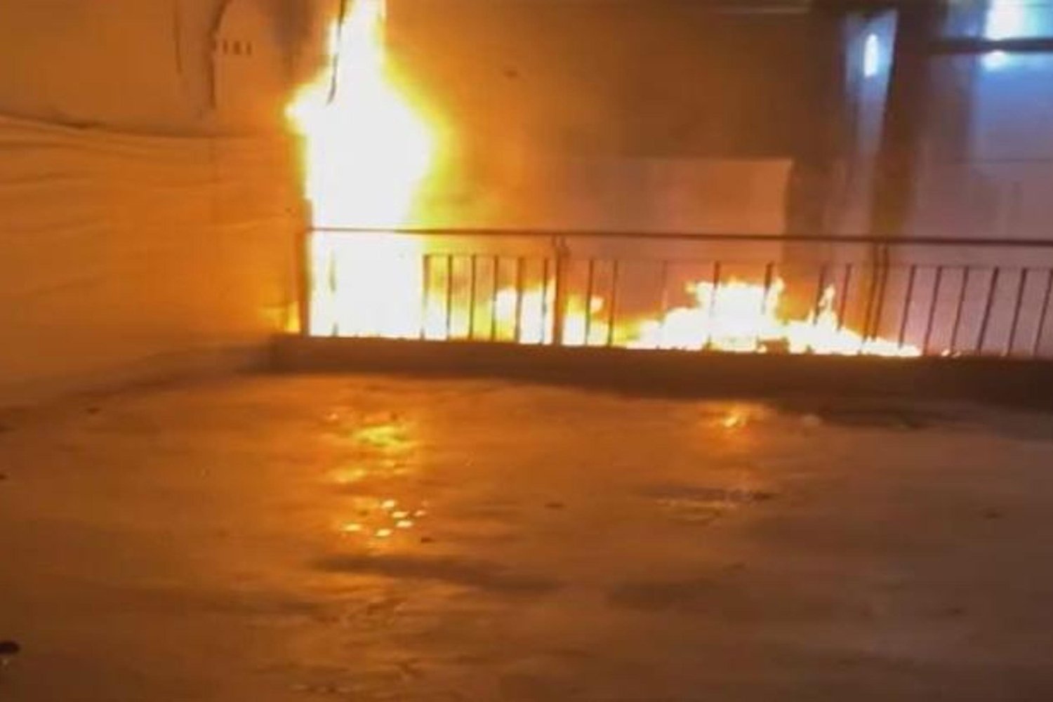 Taksim Meydanı'nda Yangın Panik Yarattı: Cumhuriyet Tüneli Kapatıldı