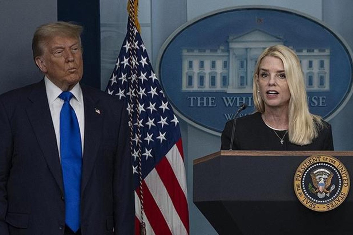 Trump, Adalet Bakanı Bondi'nin Görevden Alındığını Duyurdu