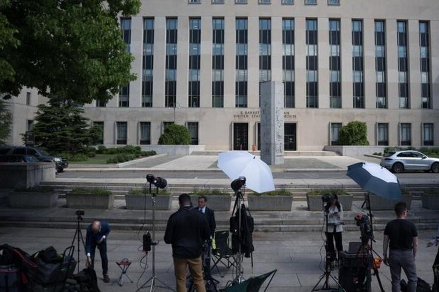 ABD Beyaz Sarayında Silahlı Saldırı Girişimi: Trump Güvenlik Çemberinde