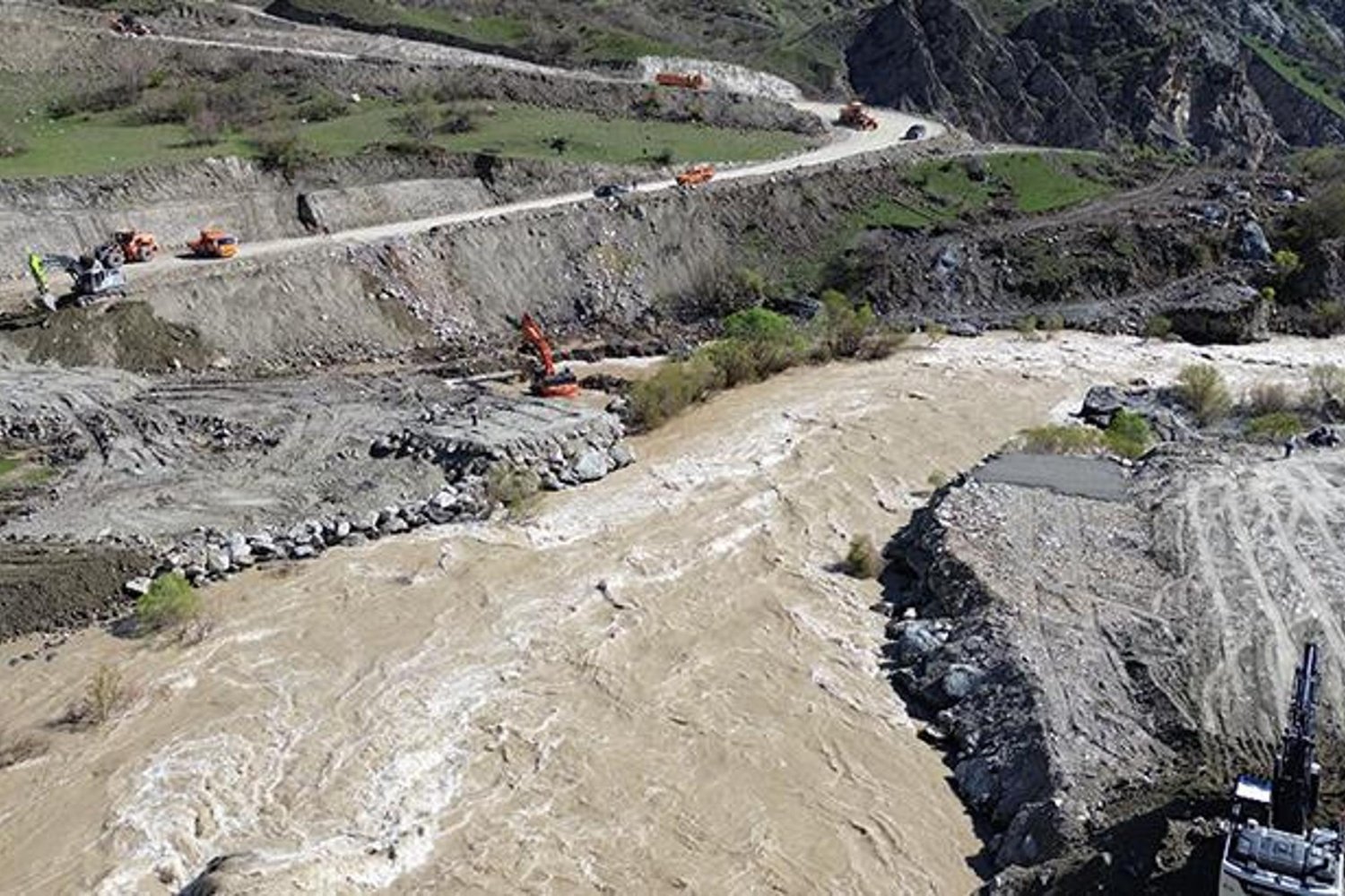 Hakkari'deki Heyelan Sonrası Kritik Yol Çalışmaları Devam Ediyor