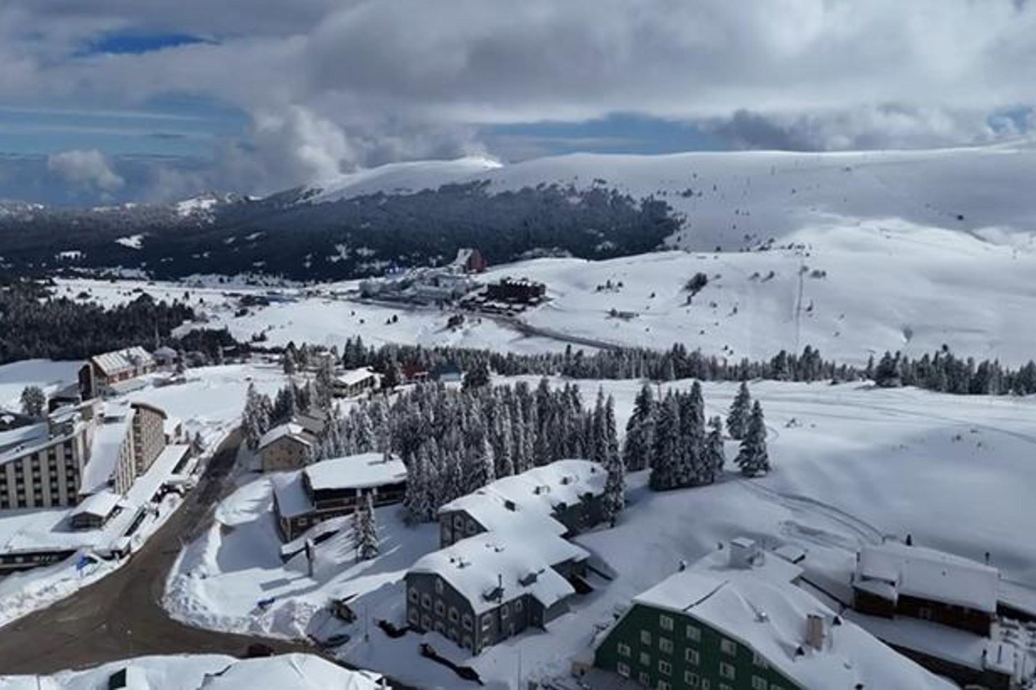 Uludağ'da Nisan Karı Göz Kamaştırıyor: Sezon Uzatıldı