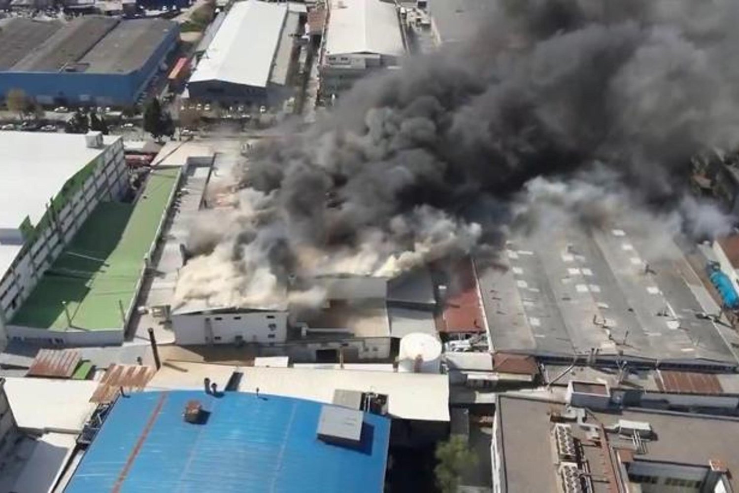 İstanbul Ümraniye'de Yangın: Plastik İmalathanesi Korkuttu, Hasar Büyük