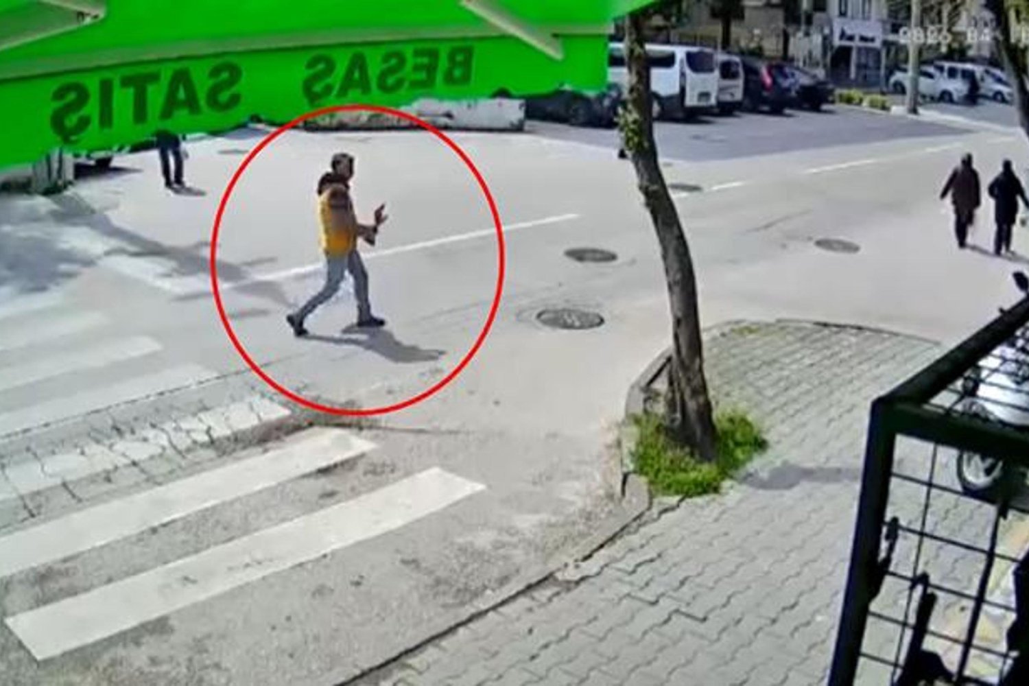 Mudanya'da Şehitlikten Minyatür Komando Heykeli Çaldı! Güvenlik Kameralarına Yakalandı