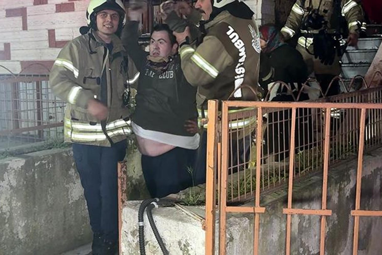 İstanbul'da Yangın: 20 Kişi Kurtarılırken 9 Kişi Dumandan Etkilendi