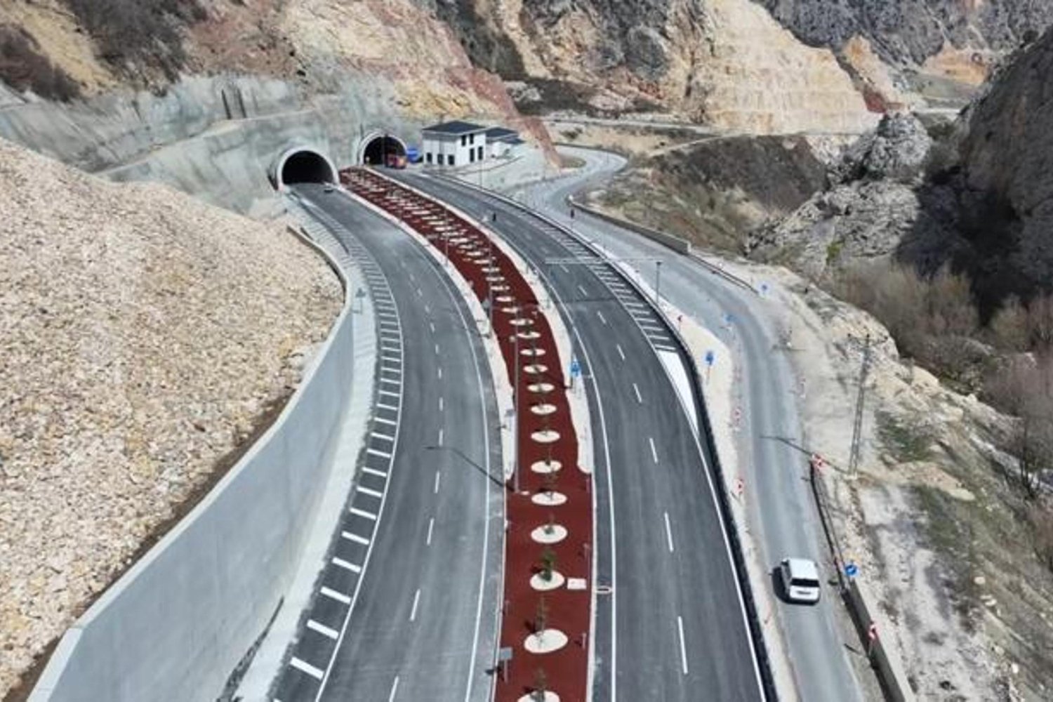 Çorum-Laçin Yolu ve Kırkdilim Tünelleri Hizmete Hazır
