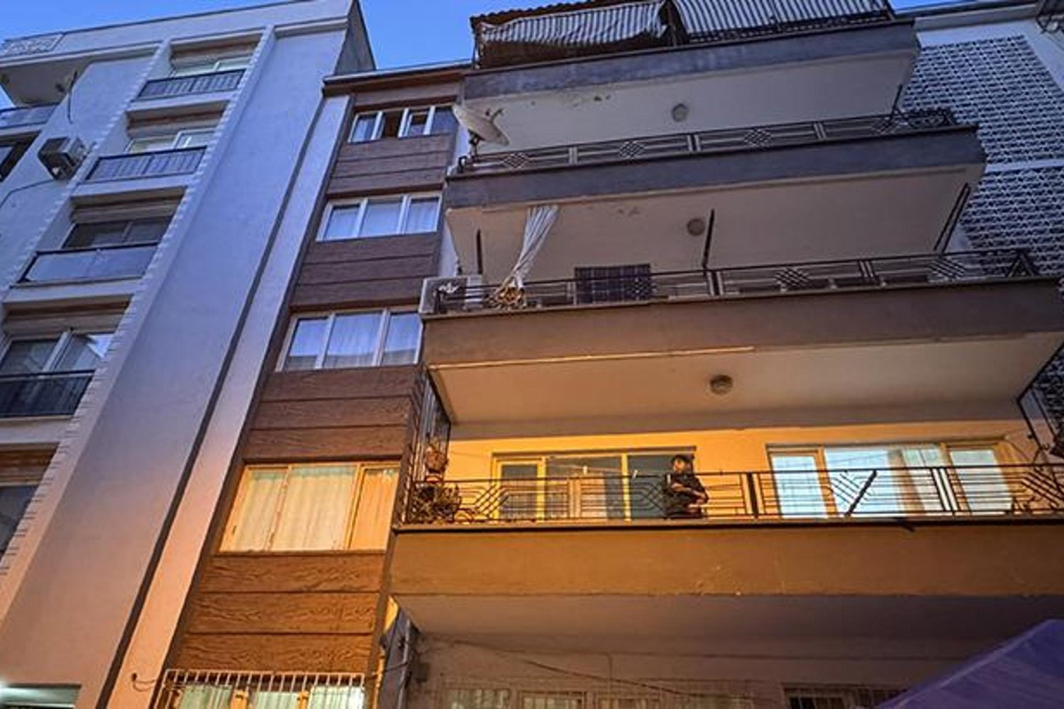 Aydın'da 5 Katlı Apartmanda Düğün Gibi Kaza: Kadın Pencere Düşüşüyle Ağır Yaralandı