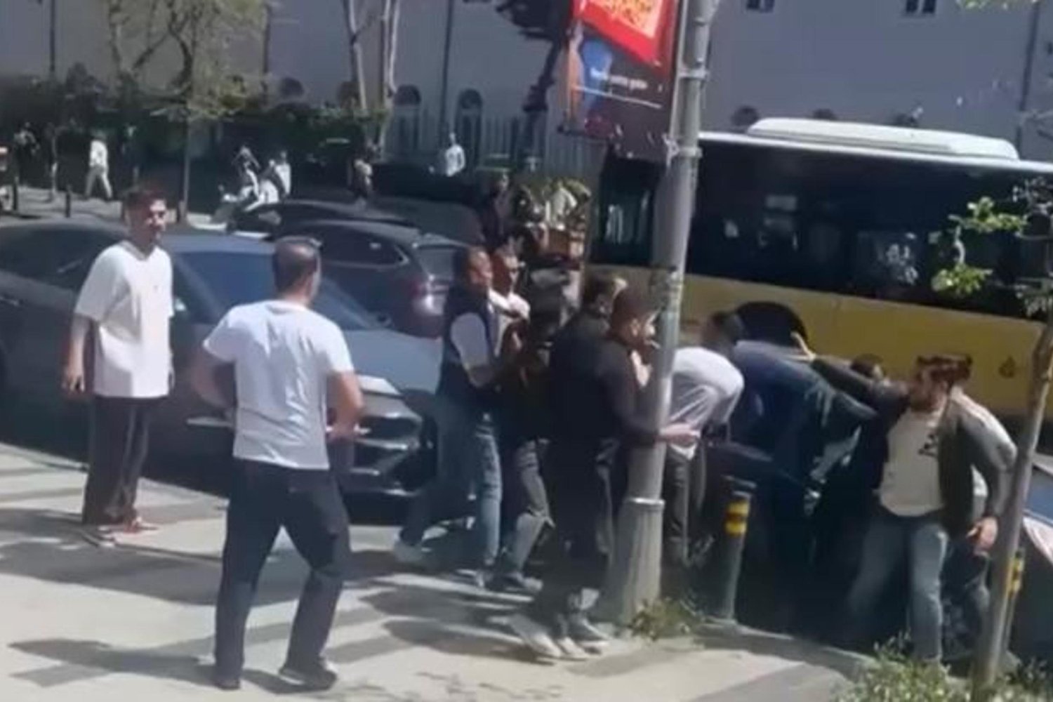 Mecidiyeköyde Zabıtayla İşportacılar Arasında Şiddetli Tartışma ve Kavgaya Dönüşen Kavga!