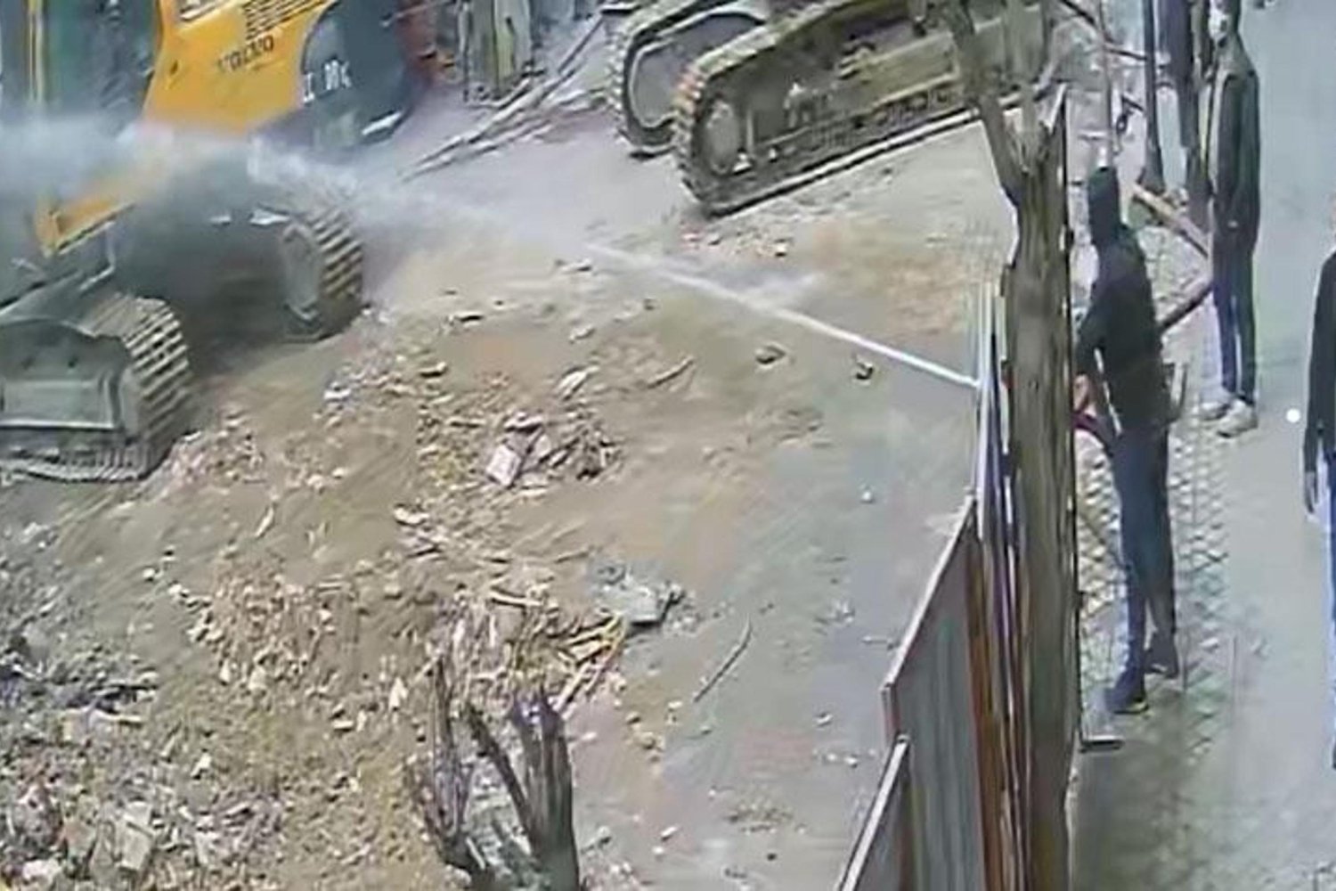 Yıkımdan Kopan Beton Parçası Anneli Çocuk Trafiğinde Feci Kaza