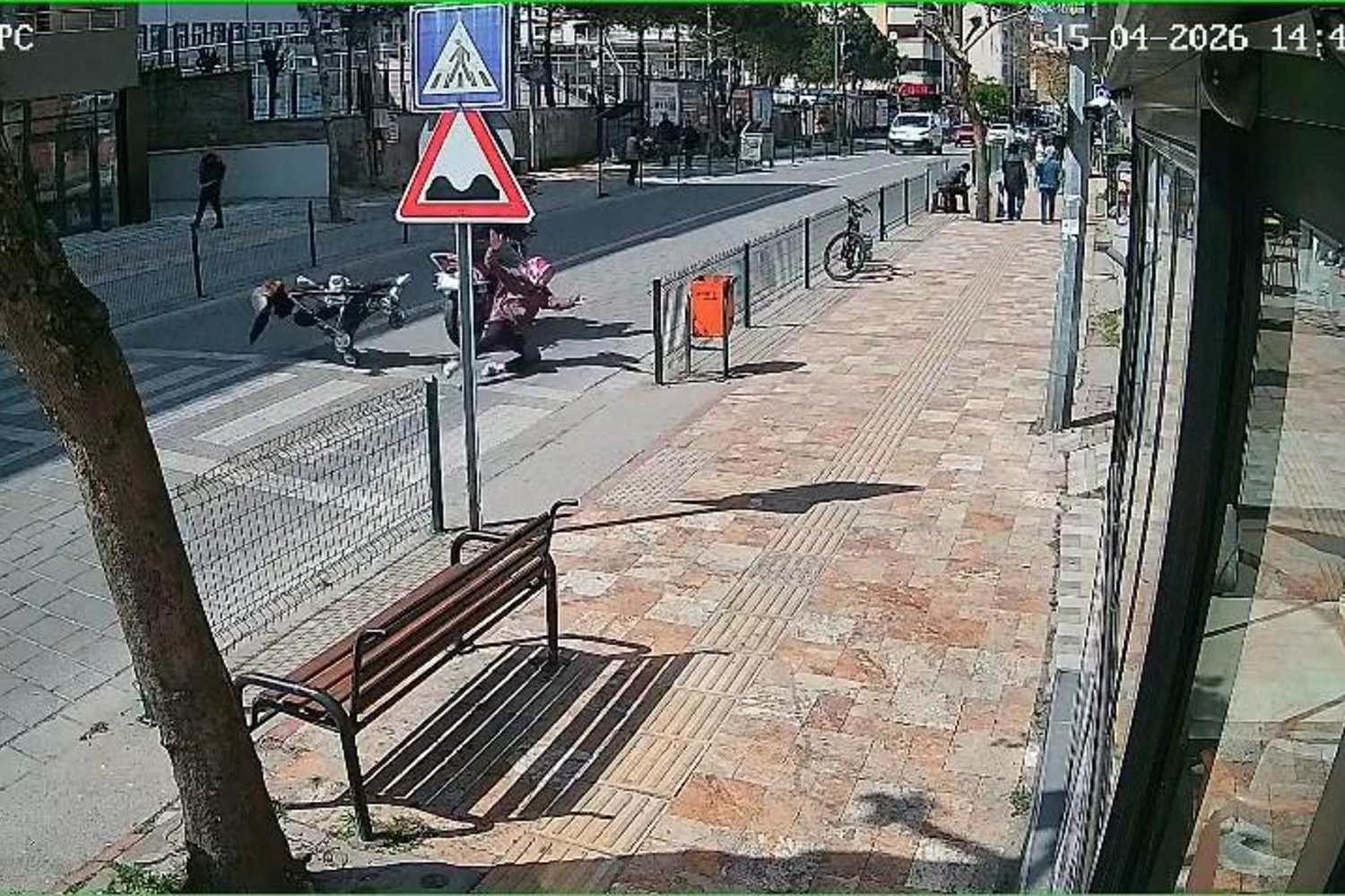 Anne ve Bebeğine Motosiklet Çarpması Kameralara Yansıdı