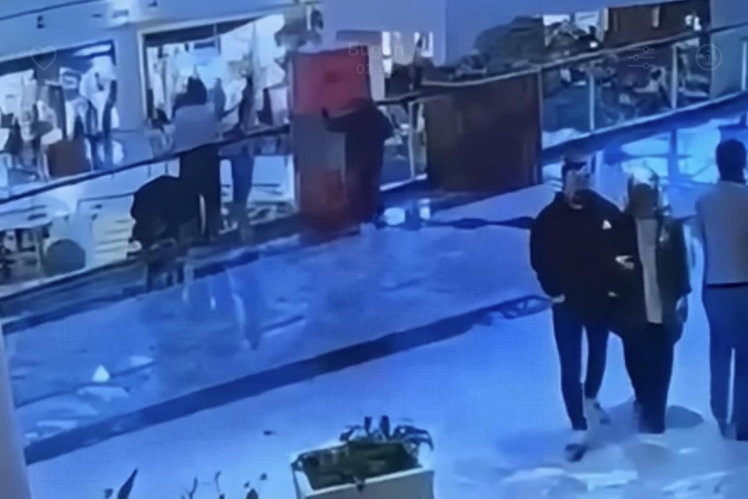 Sarıyer’de Çocukların Gözleri Önünde Çanta Hırsızlığı Kamerada