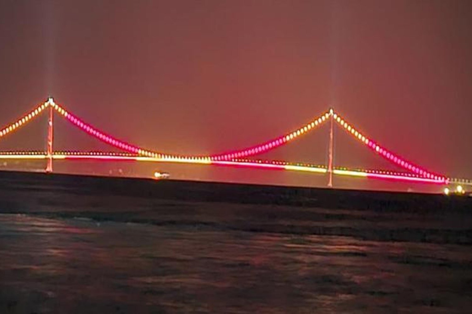 Galatasaray 26. Şampiyonluğunu Kutladı! Çanakkale Köprüsü Sarı-Kırmızıyla Işıklandı