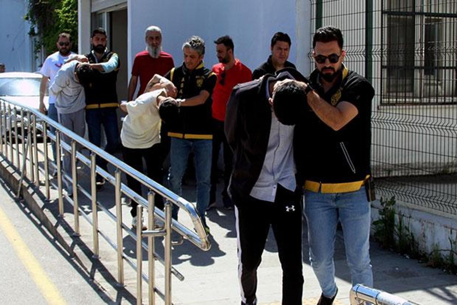 Adana'da Silahlı Saldırı: Avize Dükkanında Çalışan Sürücü Yaralandı