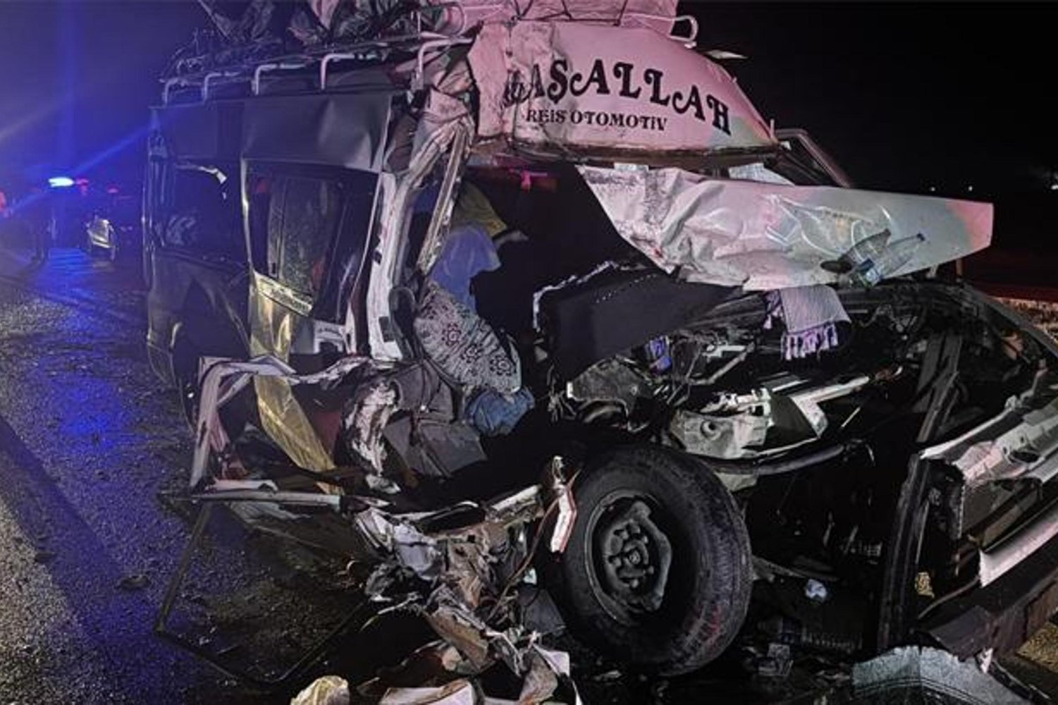 Aksaray Trafik Kazası: Minibüs Tıra Çarptı, 12 Yaralı