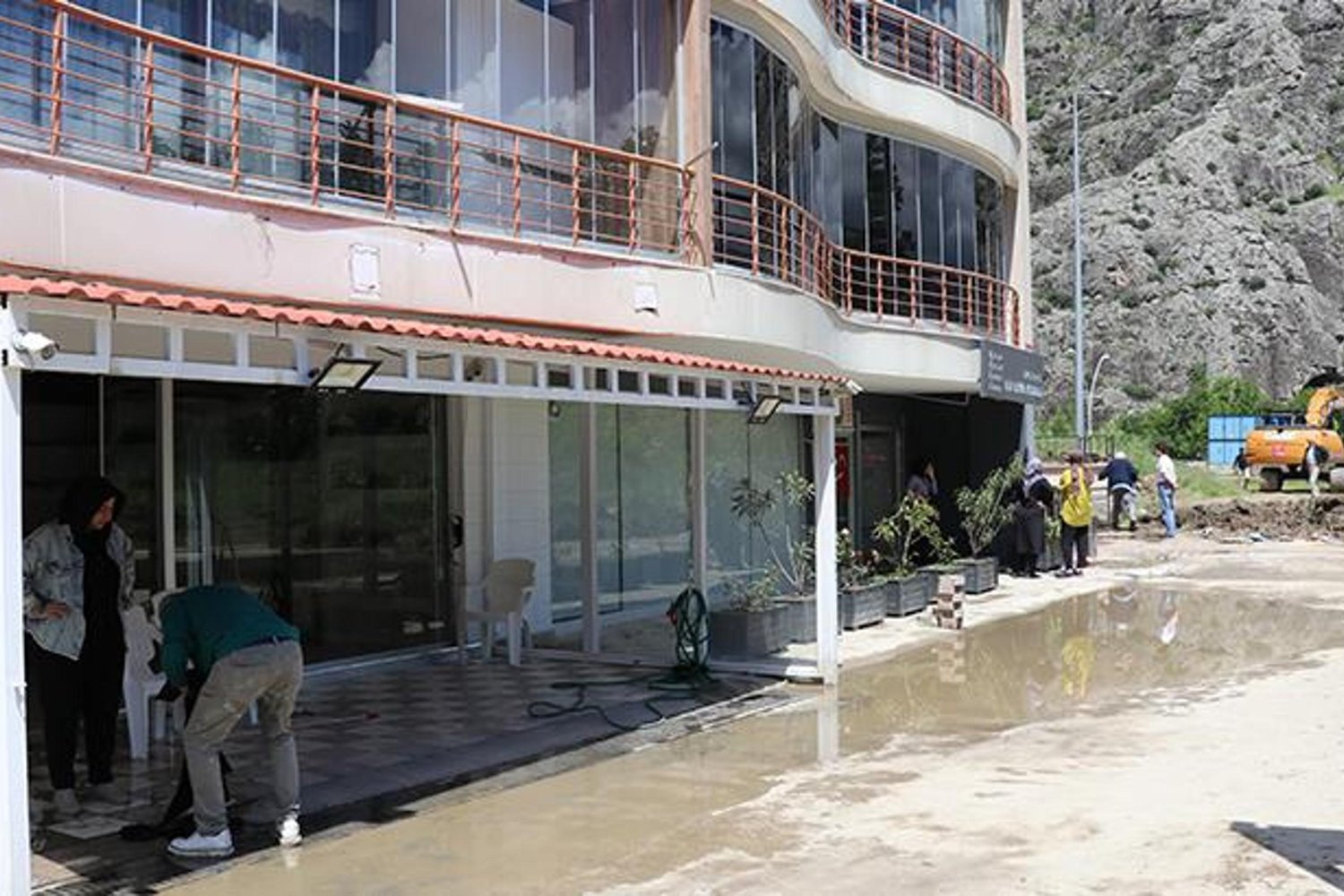 Ataşehir'de Nehir Taşkını: Su Seviyesi Yükseliyor!