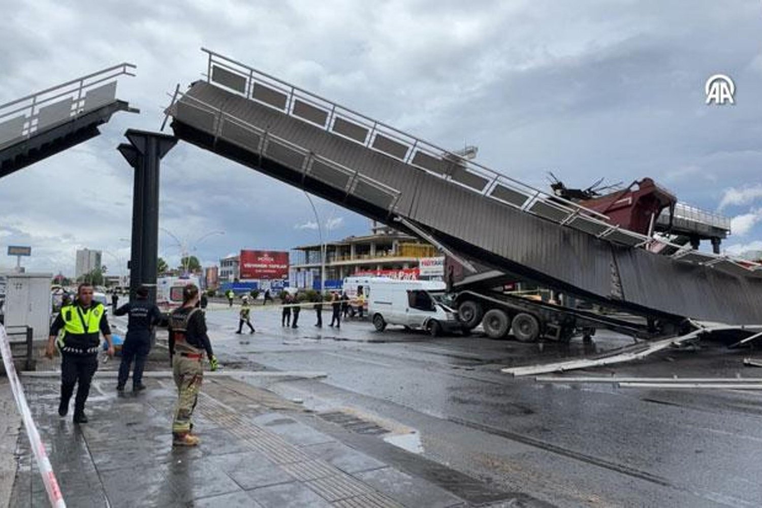 Kamyon Damperi Açık Olarak Üst Geçide Çarptı: Yıkılan Üst Geçitte 3 Yaralı
