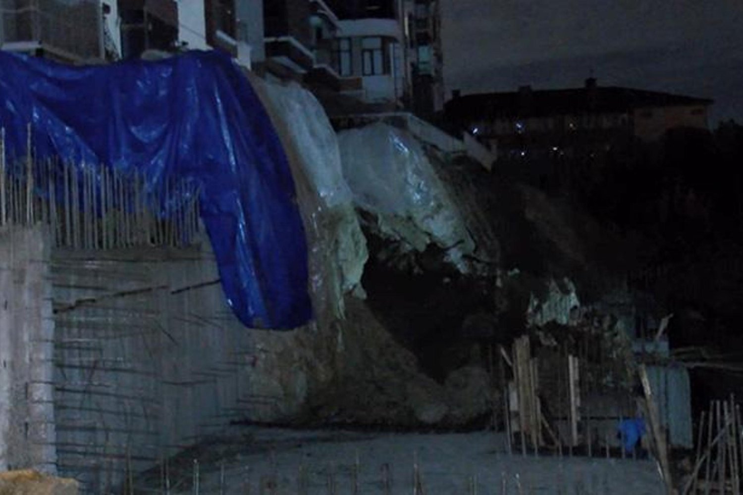 Giresun'da İnşaat Alanındaki İstinat Duvarı Çöktü, Yetkililer İnceleme Yapıyor