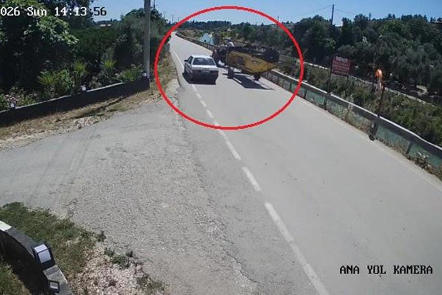 Antalya'da Otomobil ve Motosikletler Arasında Trafik Kazası: 3 Yaralı