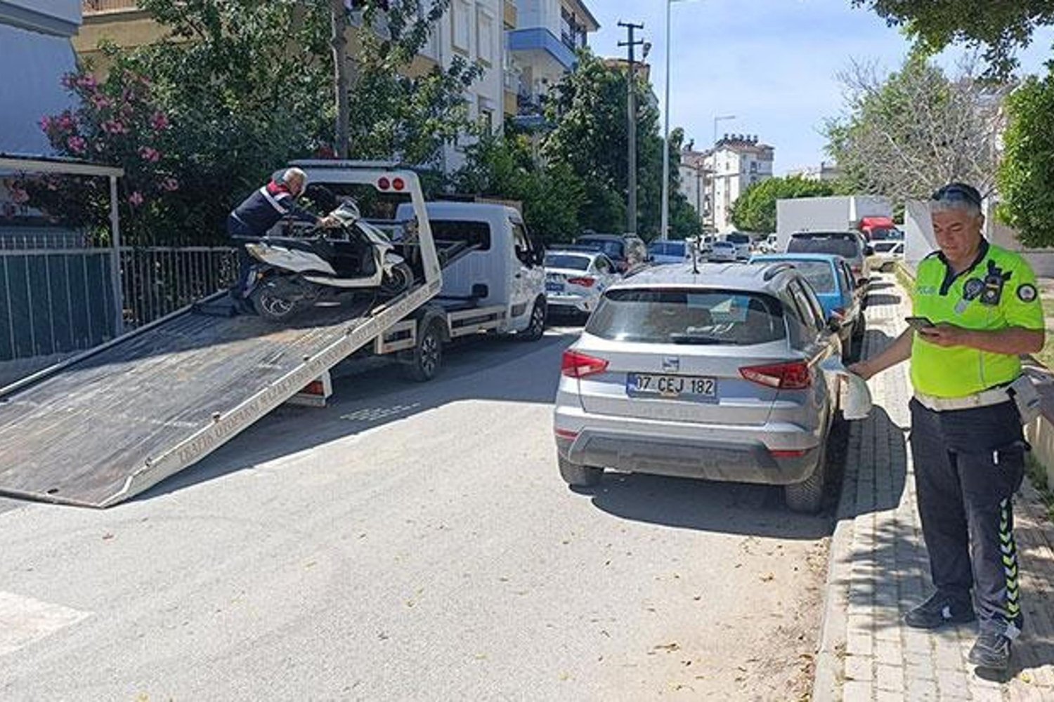 Ehliyetsiz Motosiklet Sürücüsü Antalya'da Akrobatik Hareketlerle Trafiği Tehdit Etti