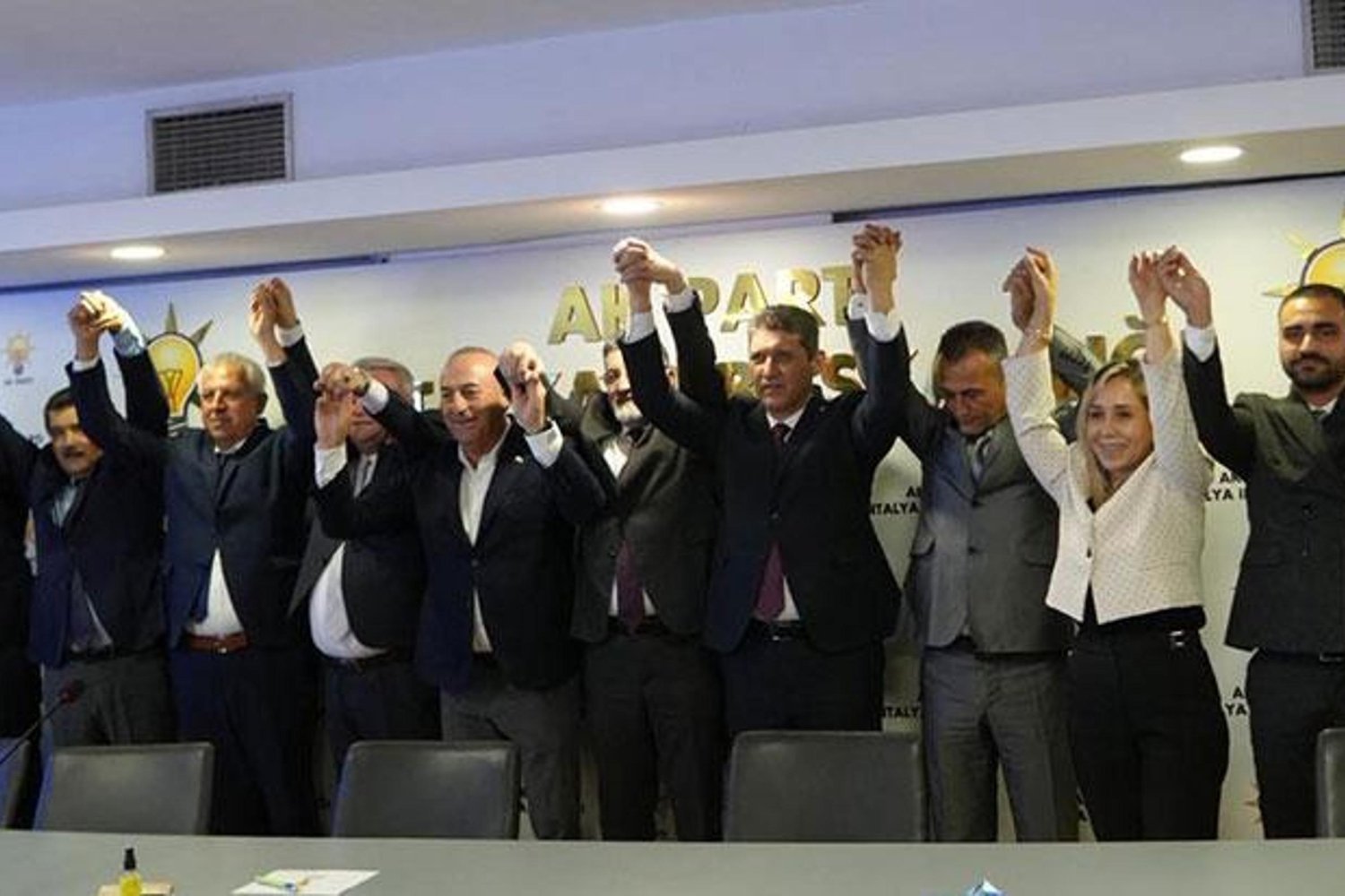 Antalya’da Kadir Kumbul ve Meclis Üyeleri AK Parti’ye Katıldı! Rozet Töreni Heyecanı