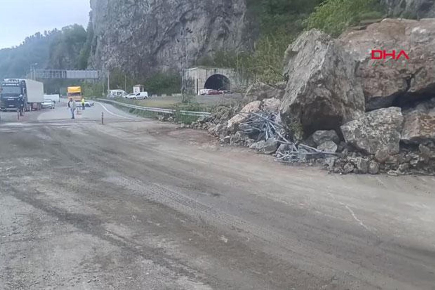 Karadeniz’de Heyelan Tehlikesi: Kaya Düşmeleri Trafiği Ağırladı