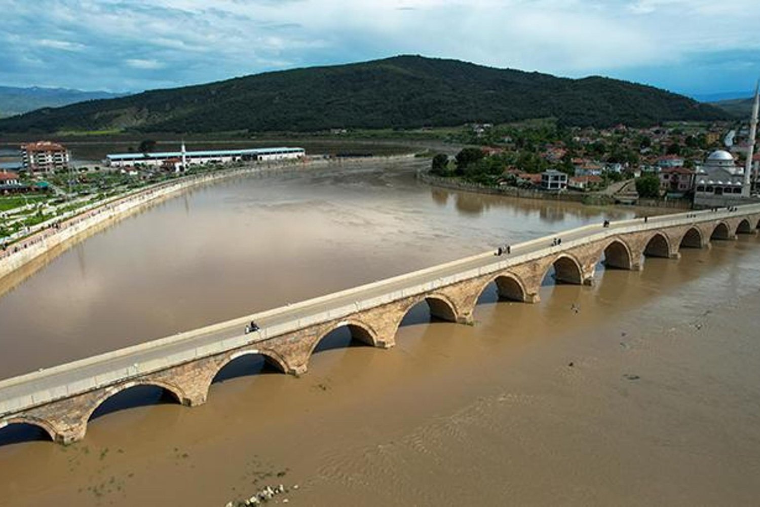 Çorum Osmancık'ta Kızılırmak Nehri Kahverengiye Döndü: Yoğun Yağışlar Sonrası Doğal Olay