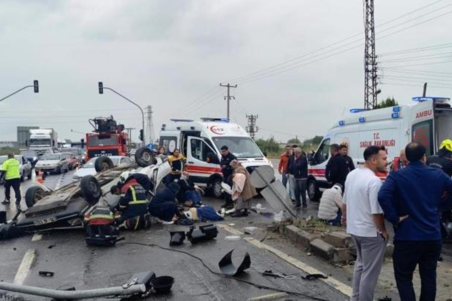 Aydın'da Otomobil Kazası: 5 Yaralı, Direksiyon Kontrolünü Kaybetti