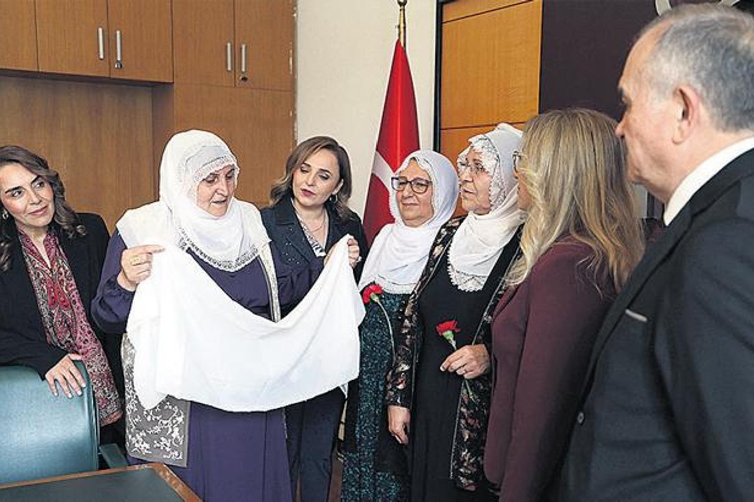 Annelere Destek: TBMM’de Barış Anneleriyle Temas ve El Ele Gizli Görüşmeler