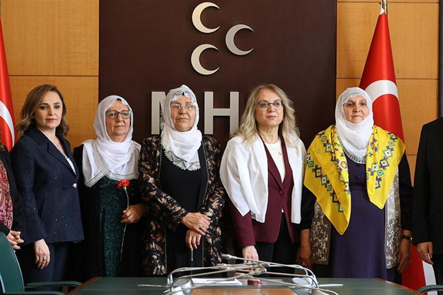 Barış Anneleri MHP'de Anneler Günü Ziyareti: Sevgi ve Barış Vurgusu