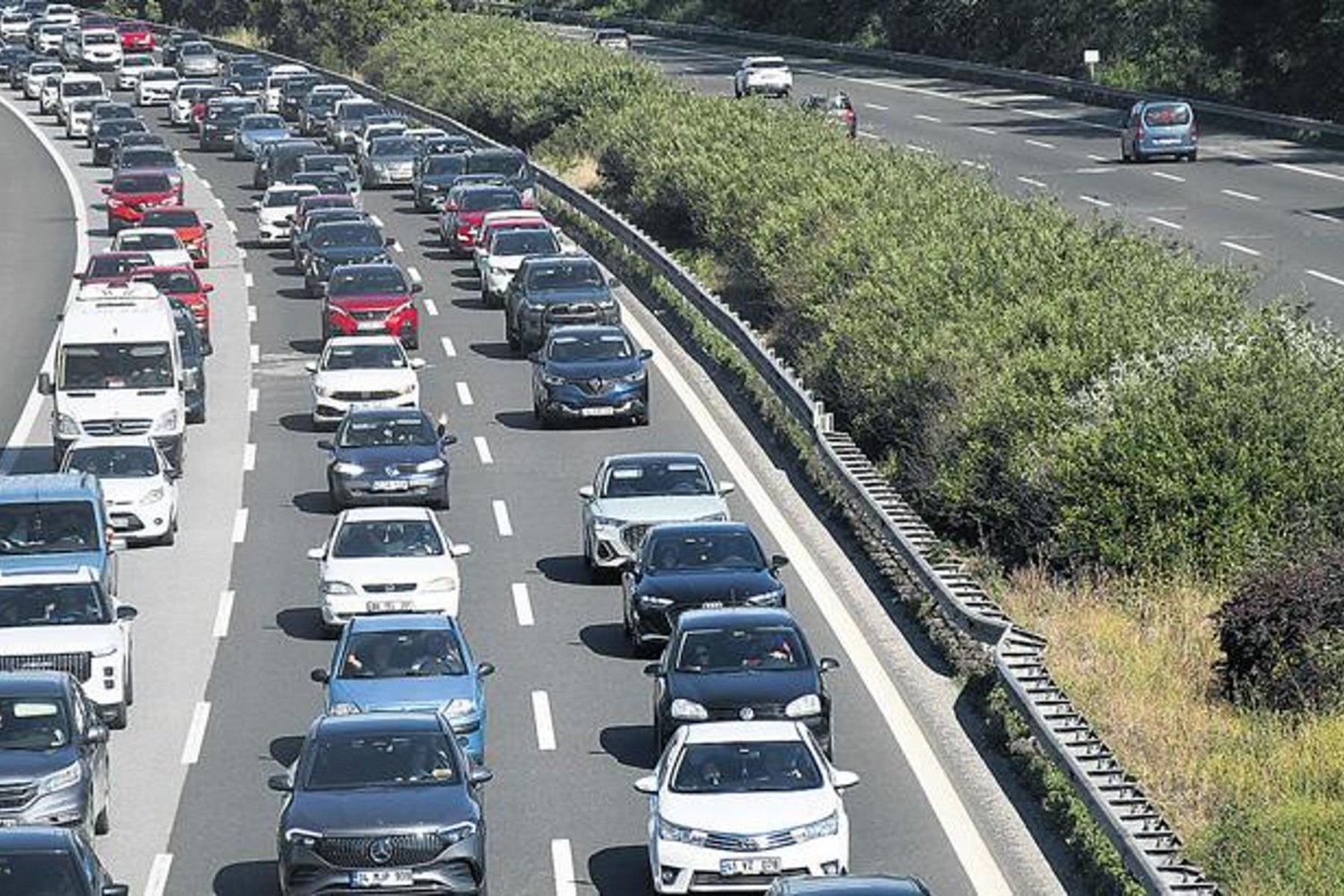 Mega Yoğunluk! Bayram Dönüşü Anadolu ve TEM Otoyolu'nda Trafik Krizi Yaşanıyor
