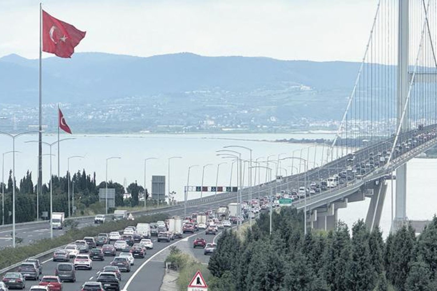 Bayram Tatilinde Trafik Yoğunluğu Artarken Uyarılar Sürüyor