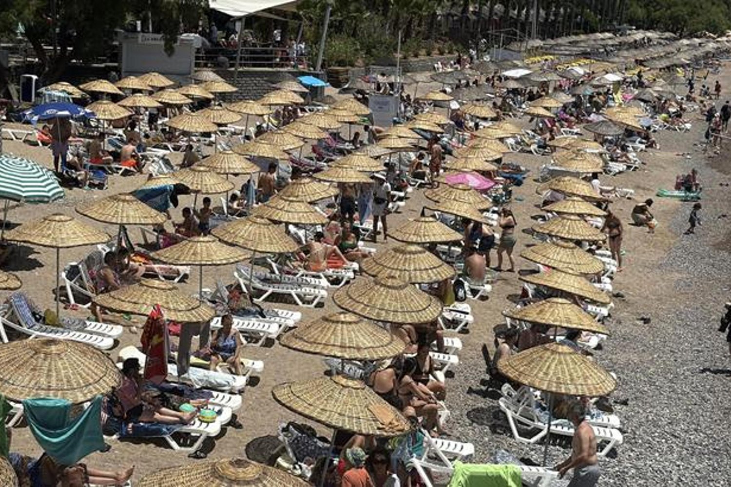 Bodrum ve Antalya Sahillerinde Bayram Coşkusu Deniz ve Güneşle Buluştu